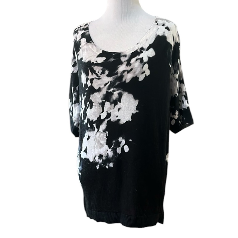 SIMPLY VERA SHORT SLEEVE FLORAL LIGHTWEIGHT KNIT SWEATER BLACK AND WHITE SIZE L